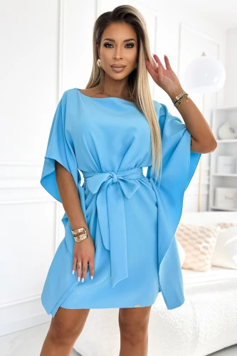 Na zdjęciu znajduje się elegancka sukienka Sofia w kolorze niebieskim, charakteryzująca się luźnym krojem i ozdobnym paskiem w talii. Sukienka Sofia ma krótkie rękawy w stylu motyla, co dodaje jej lekkości i nowoczesnego wyglądu.}