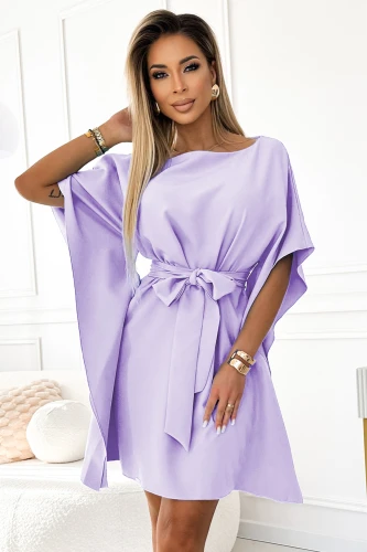 Na zdjęciu widoczna jest kobieca sukienka Sofia w delikatnym, lawendowym kolorze, charakteryzująca się luźnym krojem i eleganckim paskiem w talii. Sukienka Sofia ma krótkie rękawy i subtelny dekolt, co dodaje jej lekkości i szyku.}