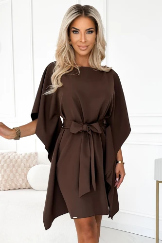 Sukienka Sofia w kolorze czekoladowym charakteryzuje się eleganckim krojem motyla, który dodaje lekkości i stylu. Model Sofia posiada wiązanie w talii, podkreślające sylwetkę i dodające uroku każdej stylizacji.}