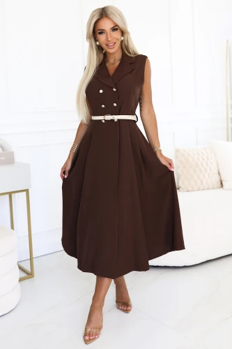 Modelka prezentuje elegancką, czekoladową sukienkę midi bez rękawów z kołnierzykiem, guzikami i beżowym paskiem w talii marki Numoco Basic, stojąc w jasnym, nowoczesnym wnętrzu.}
