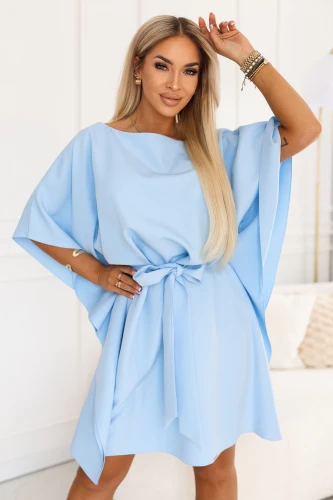Jasnobłękitna sukienka Numoco z szerokimi rękawami i wiązaniem w talii}